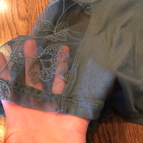 green sleeveless top - Picture 2 of 3